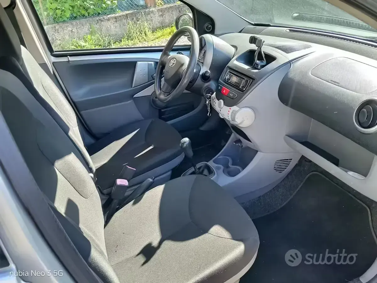 Usado Toyota Aygo 68 HP (50 kW) 2009 Cinzento Citadino