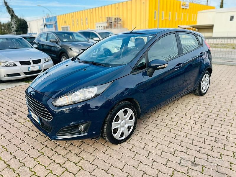 Usata Ford Fiesta 102 CV (75 kW) 2014 Blu Utilitaria