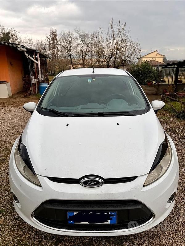 Usata Ford Fiesta Titanium 71 CV (52 kW) 2011 Bianco Berlina