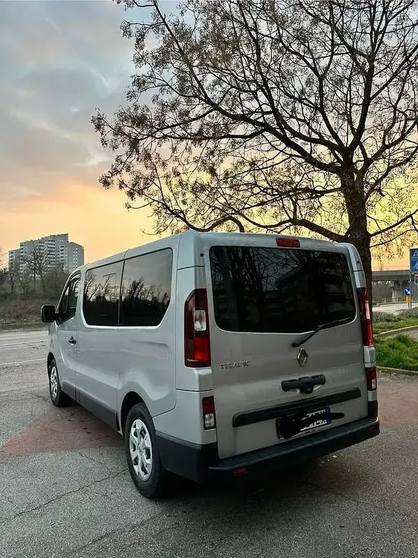 Usata Renault Trafic 150 CV (110 kW) 2024 Argento Monovolume