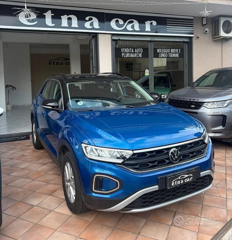 Usata VW T-Roc Life 110 CV (80 kW) 2023 Blu SUV