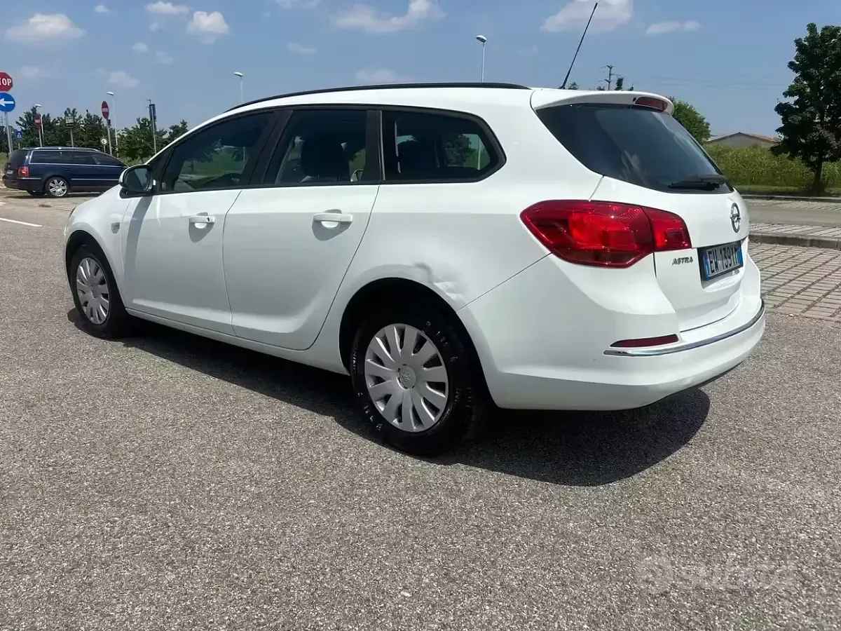 Usata Opel Astra Cosmo 110 CV (80 kW) 2014 Bianco Station wagon