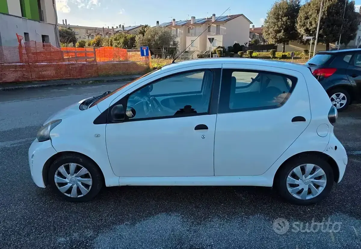 Usata Toyota Aygo 68 CV (50 kW) 2013 Bianco Utilitaria