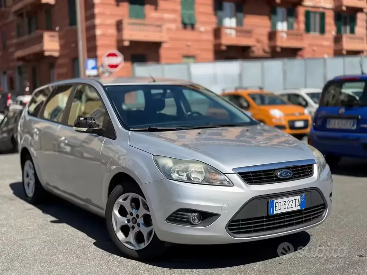 Käytetty Ford Focus 95 HP (69 kW) 2011 Harmaa Farmari