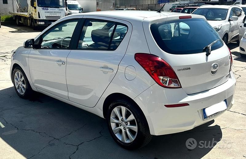 Usata Hyundai i20 Edition 75 CV (55 kW) 2013 Bianco Utilitaria