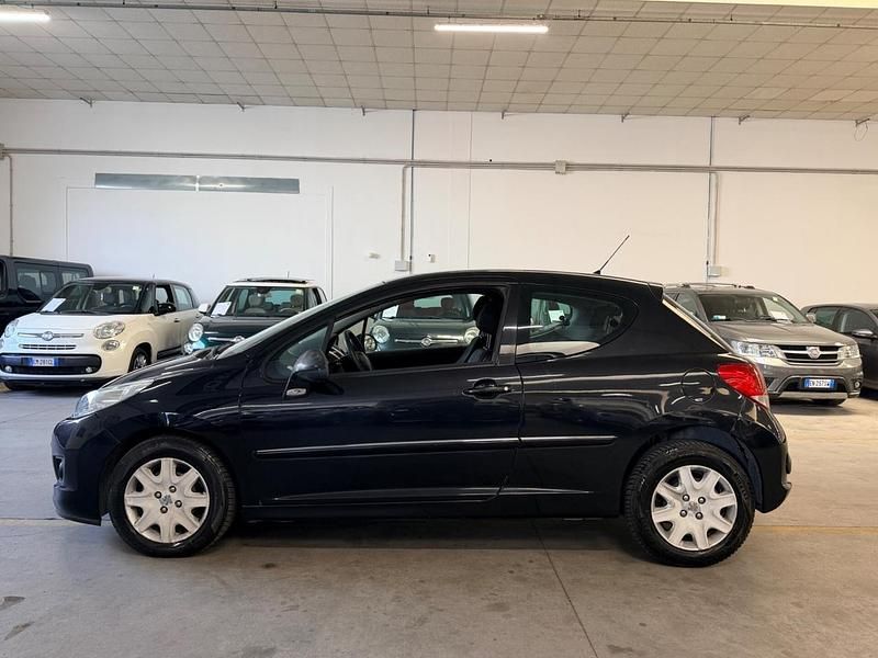 Gebraucht Peugeot 207 Active 75 PS (55 kW) 2012 Schwarz Limousine