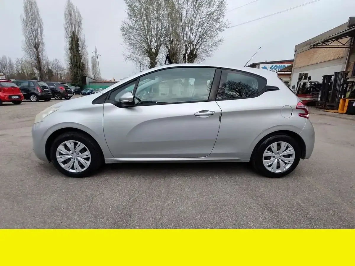 Usata Peugeot 208 95 CV (69 kW) 2013 Other Utilitaria