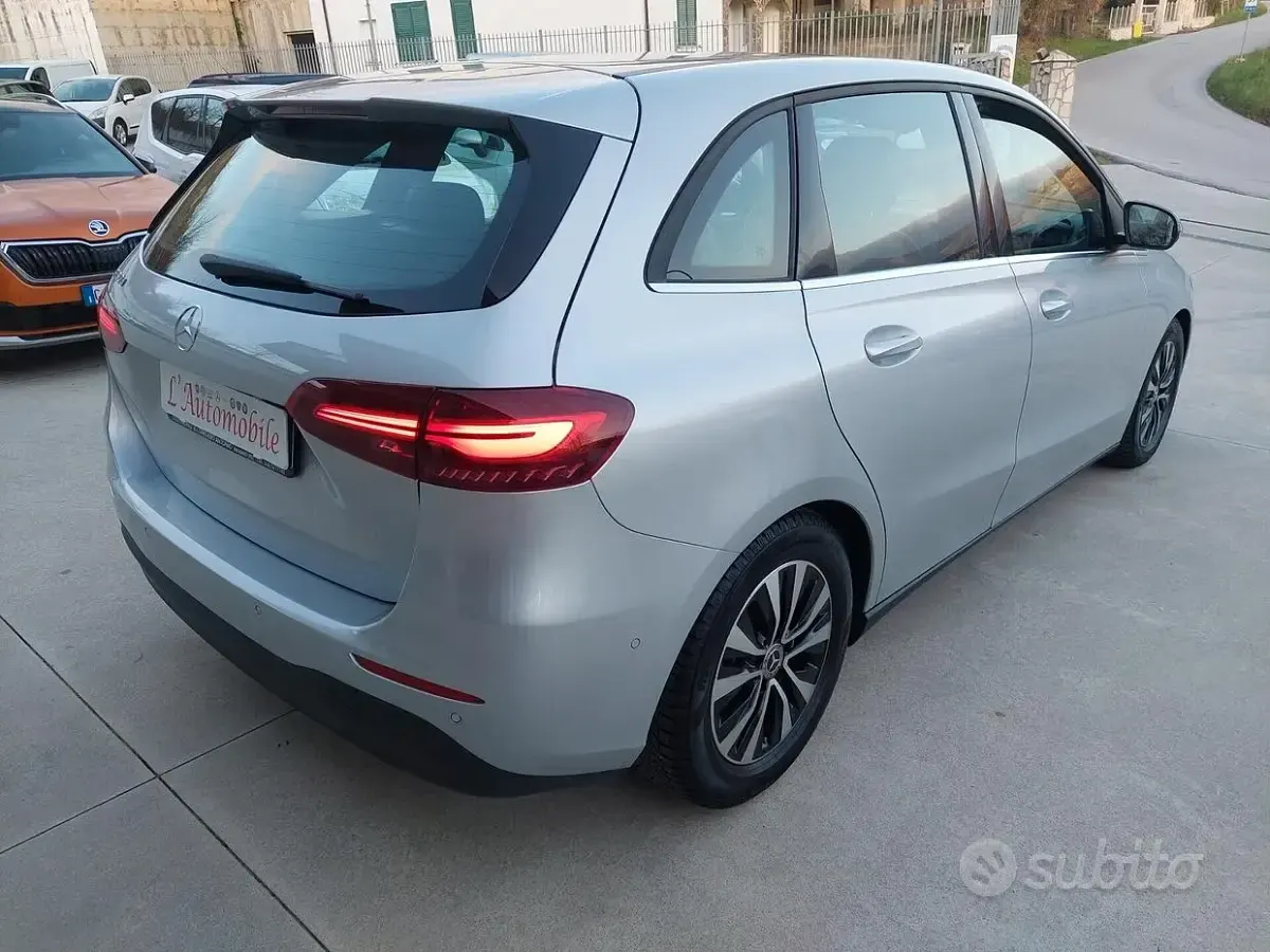 Usata Mercedes B180 AMG Line Premium 116 CV (85 kW) 2023 Grigio Utilitaria