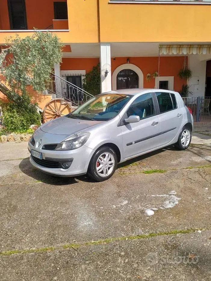 Usado Renault Clio II 85 CV (62 kW) 2008 Gris Berlina