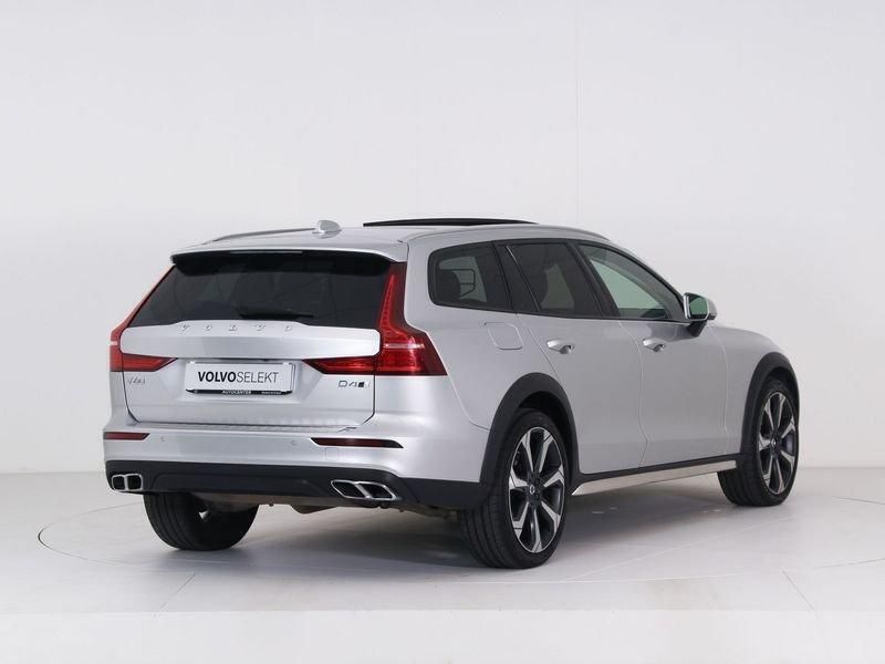 Usata Volvo V60 CC Pro 190 CV (139 kW) 2020 Silver bright Station wagon