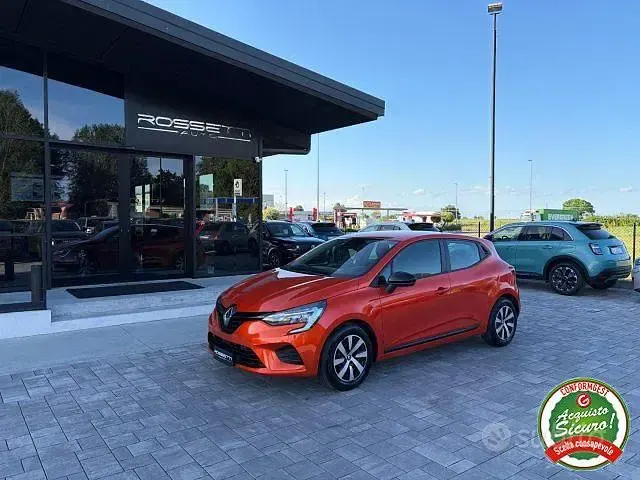 Begagnad Renault Clio V Equilibre 67 HK (49 kW) 2023 Orange Sedan