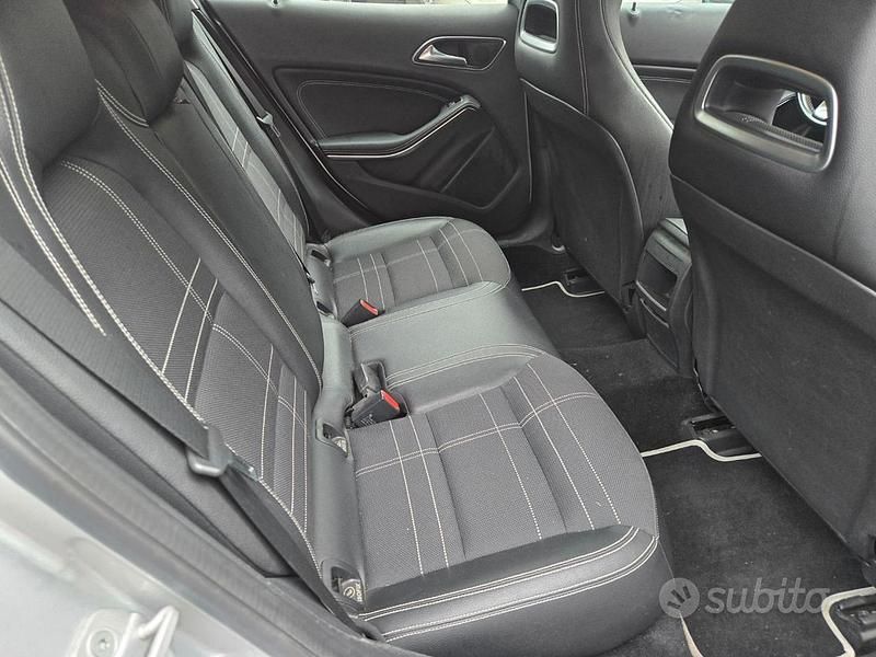 Usata Mercedes GLA180 109 CV (80 kW) 2015 Grigio SUV