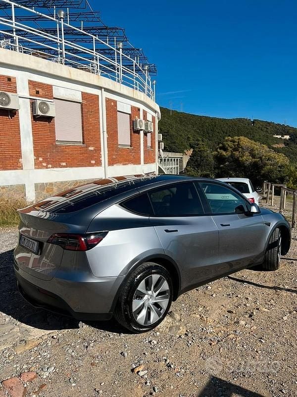 Grigio Usata 2023 Tesla Model Y SUV | 36.000 € (Ottimo prezzo) - Immagine 1/4