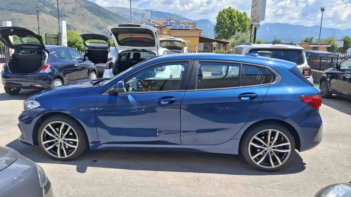 Usata BMW 118 Advantage 150 CV (110 kW) 2022 Blu/azzurro Utilitaria