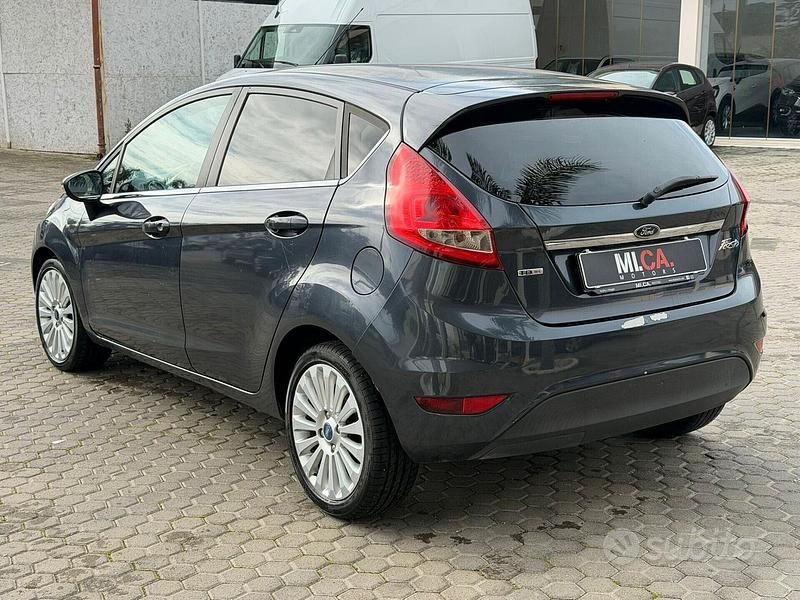 Usata Ford Fiesta Titanium 68 CV (50 kW) 2009 Grigio Utilitaria