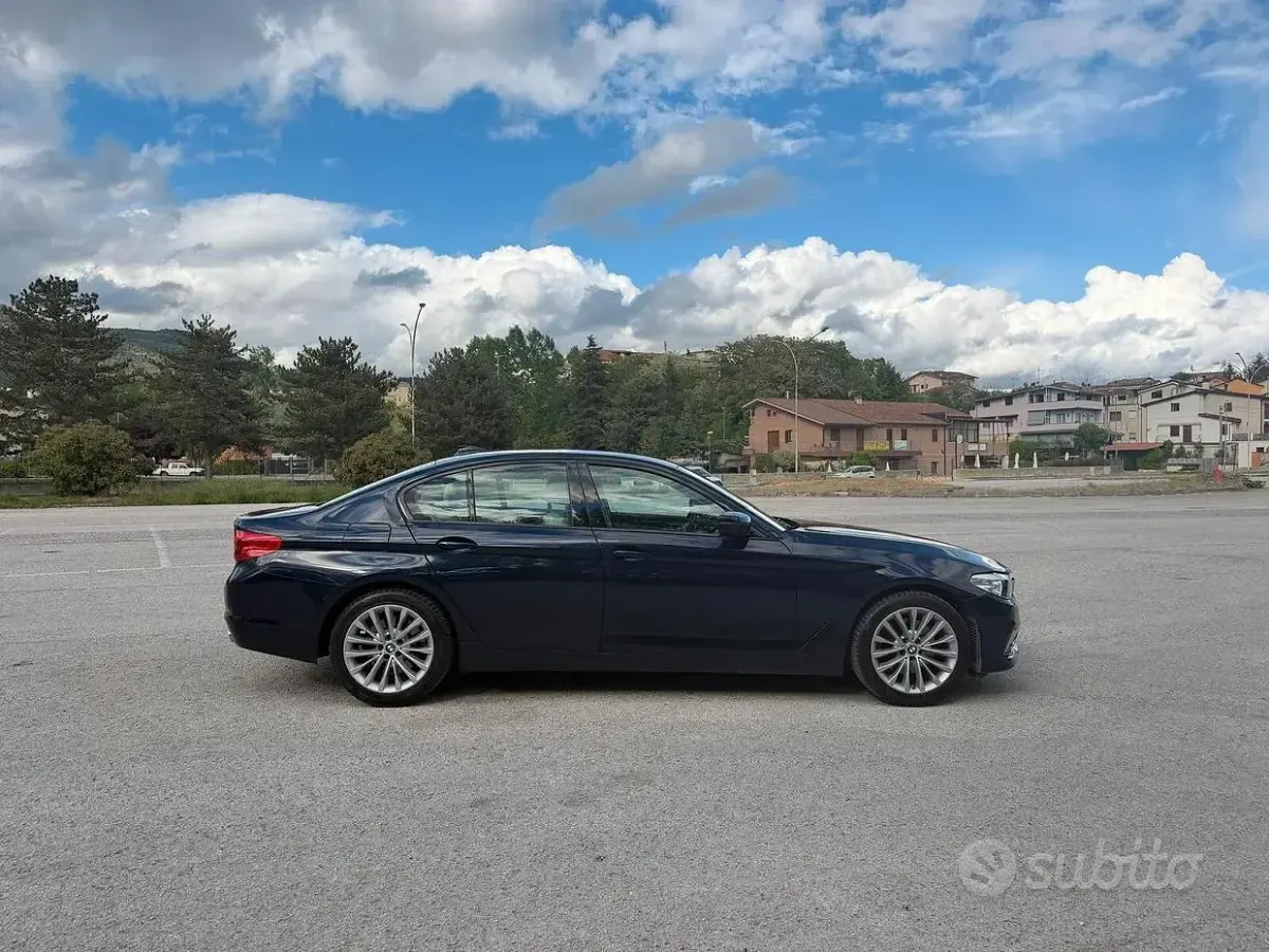 Usata BMW 520 Luxury Line 184 CV (135 kW) 2020 Blu Berlina