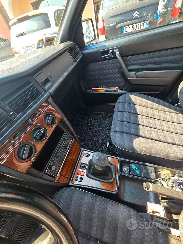 Usata Mercedes 190 75 CV (55 kW) 1991 Nero Berlina