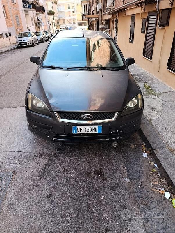 Usata Ford Focus 90 CV (66 kW) 2005 Grigio Station wagon