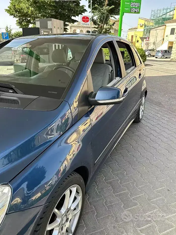 Usata Mercedes B200 Premium 136 CV (100 kW) 2010 Bluazzurro Monovolume