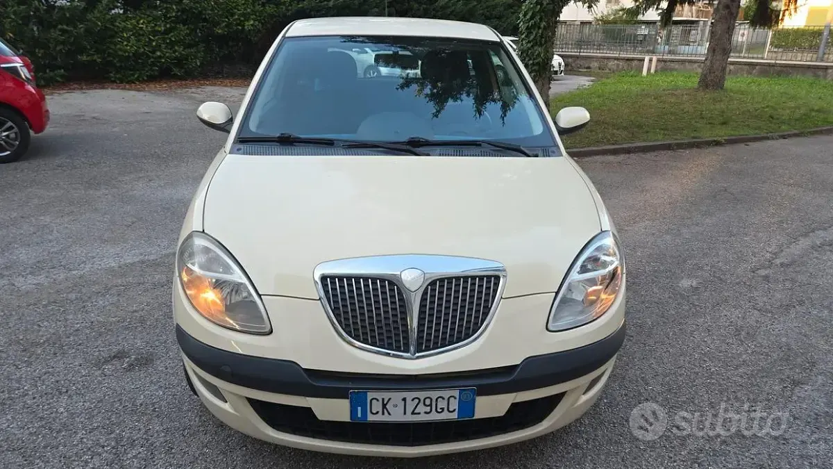 Usata Lancia Ypsilon 80 CV (58 kW) 2003 Beige Utilitaria