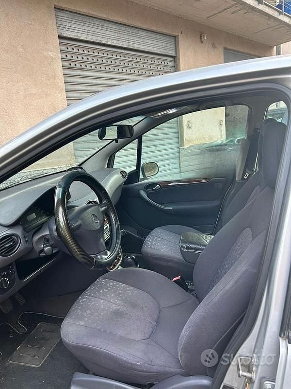 Grigio Usata 2003 Mercedes A140 Tre volumi | 2300 € (Buon prezzo) - Immagine 1/4