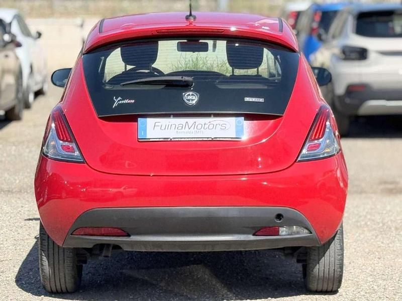 Usata Lancia Ypsilon Silver 69 CV (50 kW) 2022 Rosso Utilitaria