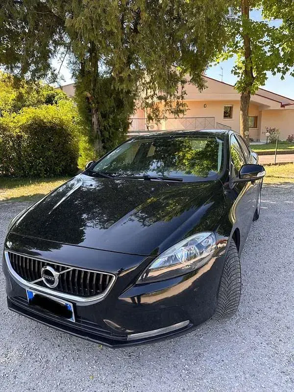 Usata Volvo V40 Momentum 120 CV (88 kW) 2017 Berlina