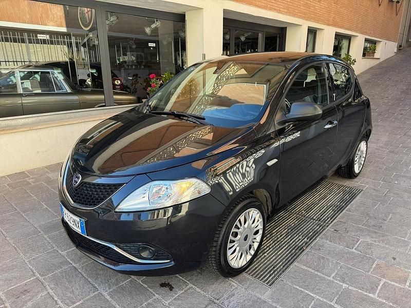 Usata Lancia Ypsilon Silver 95 CV (69 kW) 2018 Nero Utilitaria