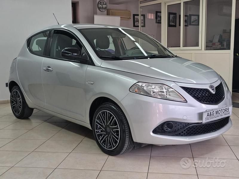 Usata Lancia Ypsilon Gold 69 CV (50 kW) 2018 Grigio Utilitaria