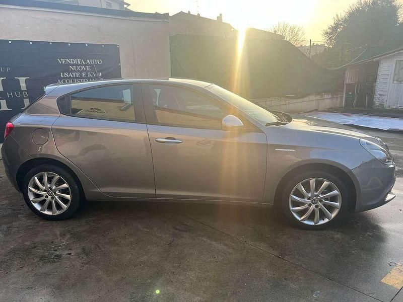 Grigio Usata 2018 Alfa Romeo Giulietta Super Tre volumi | 6990 € (Super prezzo) - Immagine 1/4