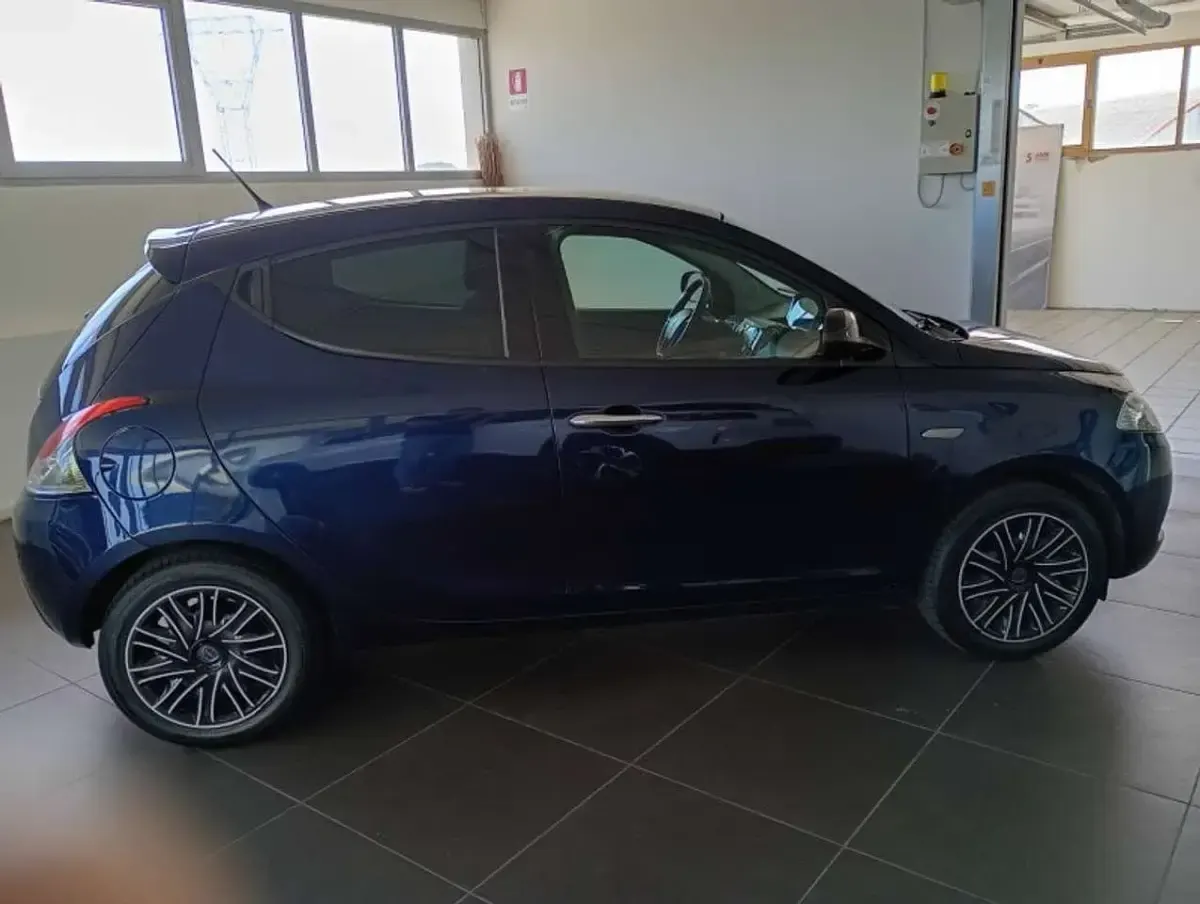 Usata Lancia Ypsilon Gold 69 CV (50 kW) 2018 Blu/azzurro Utilitaria