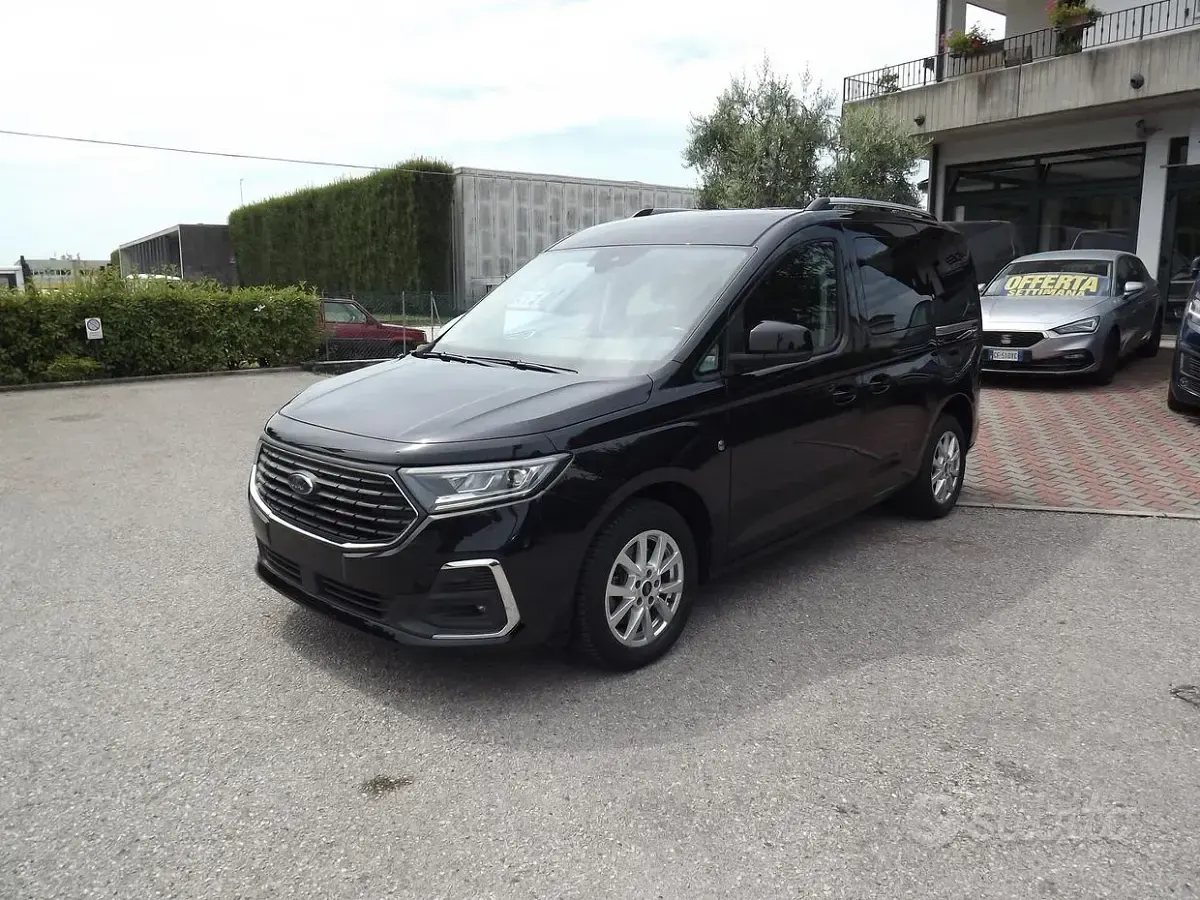 Usata Ford Tourneo Connect Titanium 122 CV (89 kW) 2024 Nero Monovolume