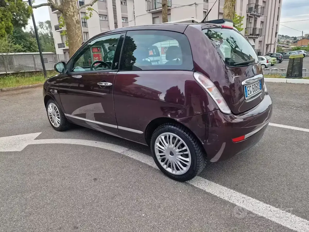 Usata Lancia Ypsilon 69 CV (50 kW) 2011 Viola Utilitaria