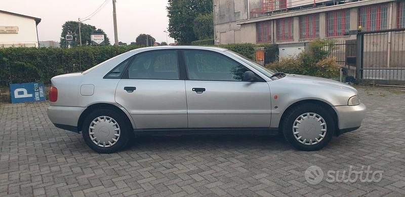 Usata Audi A4 125 CV (91 kW) 1995 Argento Berlina