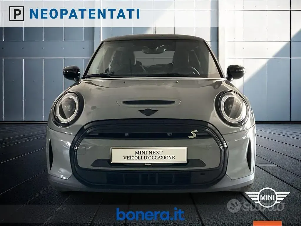 Usata Mini Cooper SE Classic 75 kW (102 CV) 2022 Grigio Utilitaria