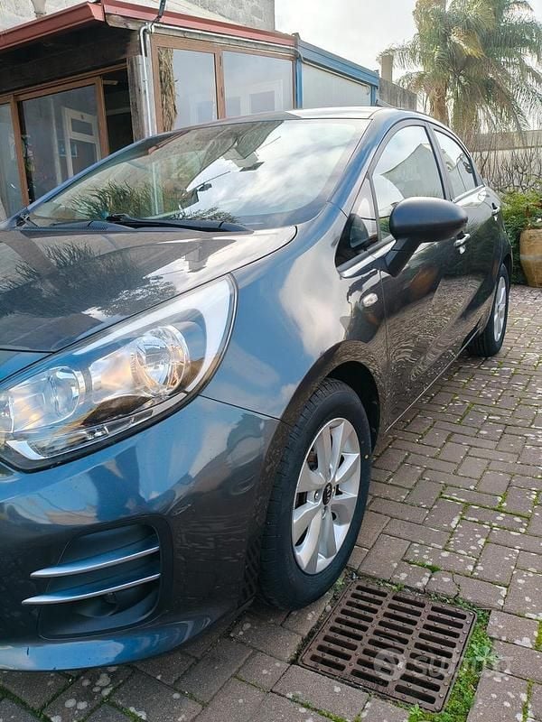 Usata Kia Rio Active 74 CV (54 kW) 2017 Grigio Berlina