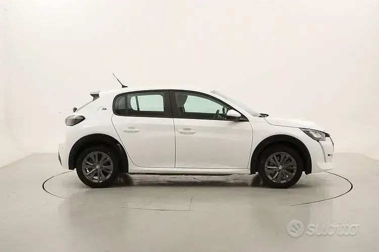 Usata Peugeot e-208 Active 56 kW (77 CV) 2022 Bianco Utilitaria