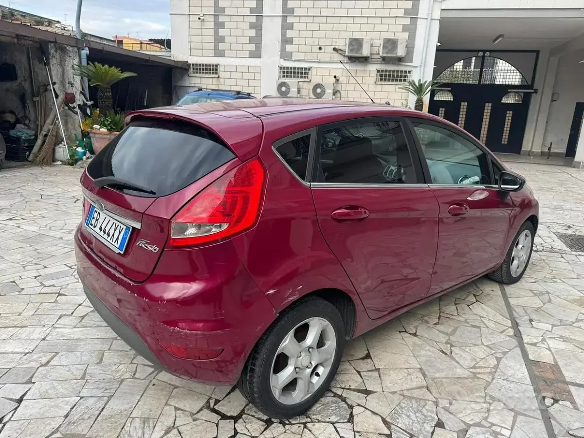 Usata Ford Fiesta Ghia 68 CV (50 kW) 2010 Viola Berlina