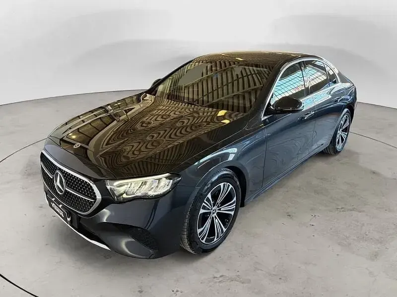 Gebraucht Mercedes E220 Advanced 197 PS (144 kW) 2024 Grau Coupé