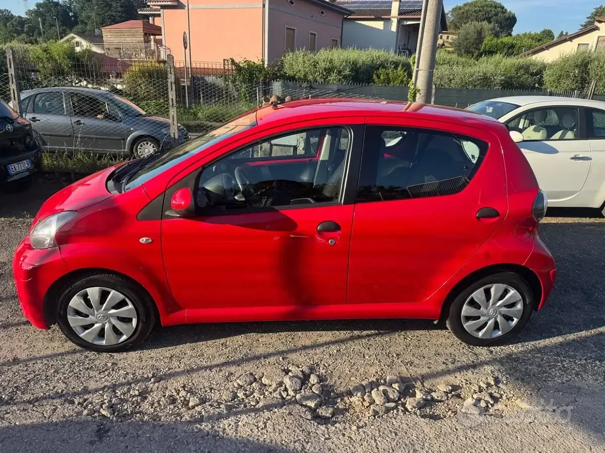 Usata Toyota Aygo Lounge 68 CV (50 kW) 2012 Rosso Utilitaria