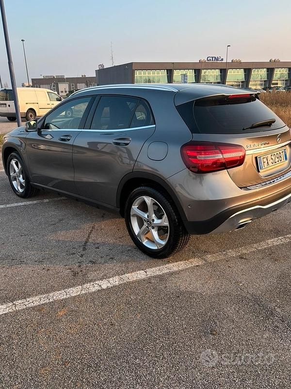 Usata Mercedes GLA200 136 CV (100 kW) 2019 Grigio SUV