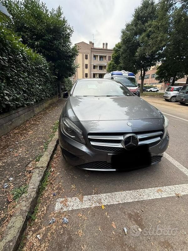 Usata Mercedes A180 122 CV (89 kW) 2015 Grigio Berlina