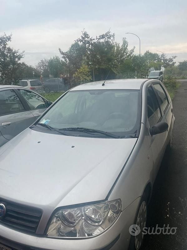 Grigio Usata 2009 Fiat Punto Due volumi | 3500 € (Molto cara) - Immagine 1/4