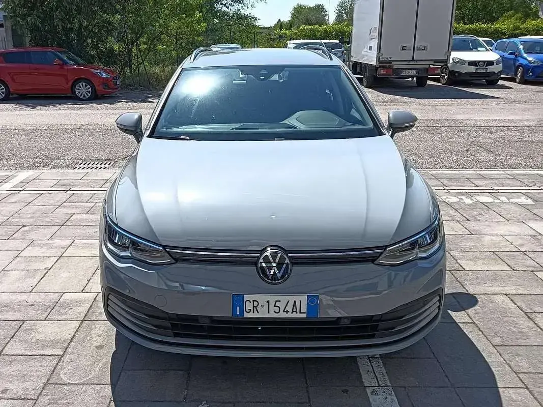 Usata VW Golf VIII Life 116 CV (85 kW) 2024 Grigio Station wagon