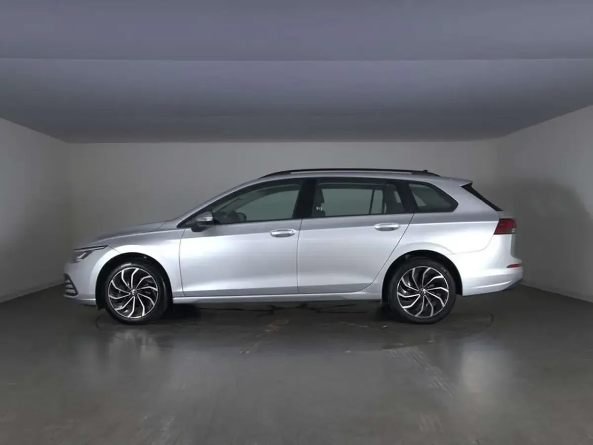 Usata VW Golf VIII Life 110 CV (80 kW) 2023 Reflex silver metallizzato Station wagon