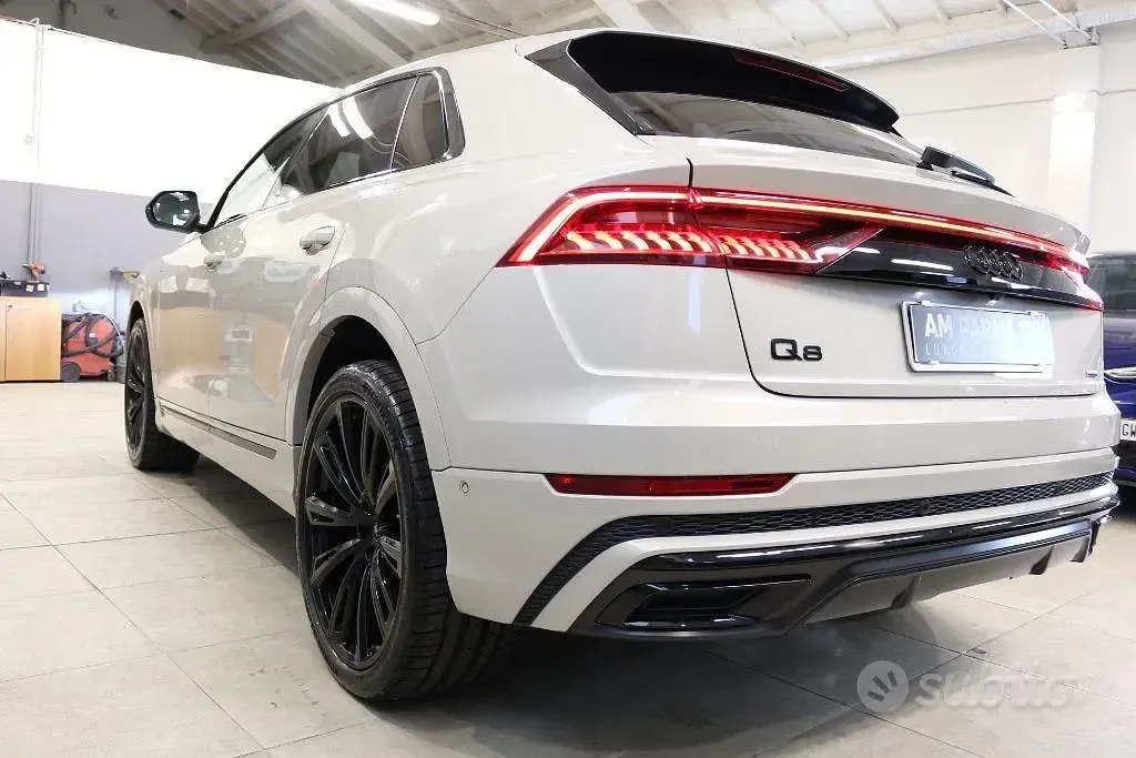 Usata Audi Q8 Sport 340 CV (250 kW) 2022 Grigio gesso SUV