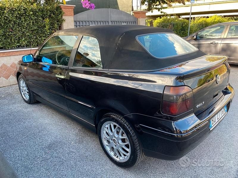 Usata VW Golf 101 CV (74 kW) 2019 Nero Cabrio