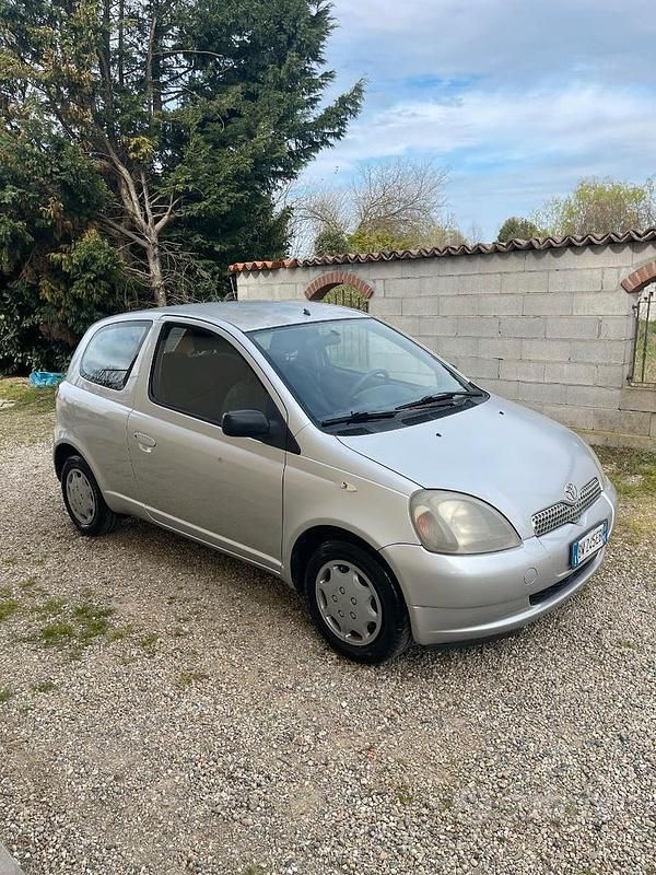 Usata Toyota Yaris 2001 Grigio Berlina