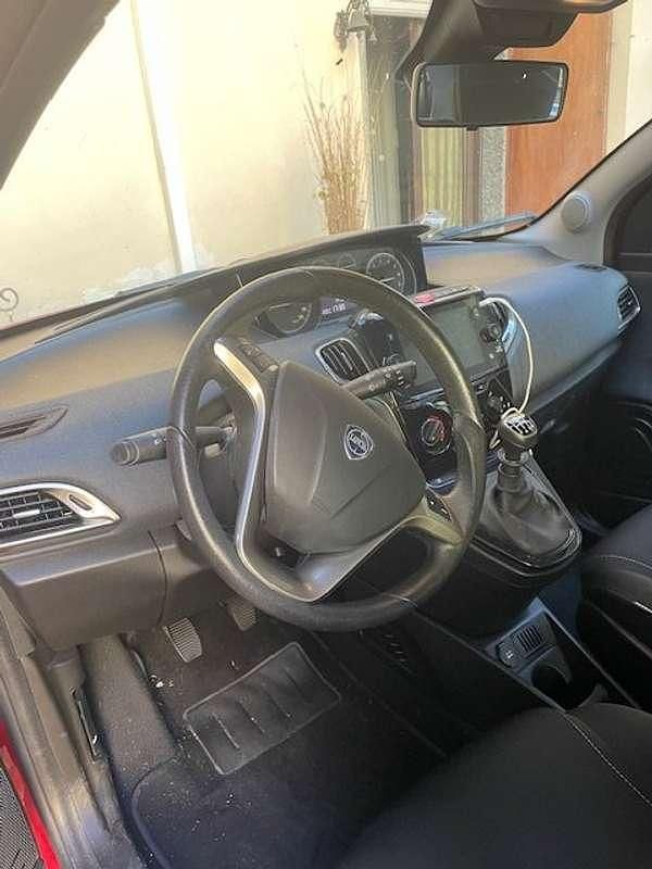 Usata Lancia Ypsilon Gold 69 CV (50 kW) 2022 Rosso Utilitaria