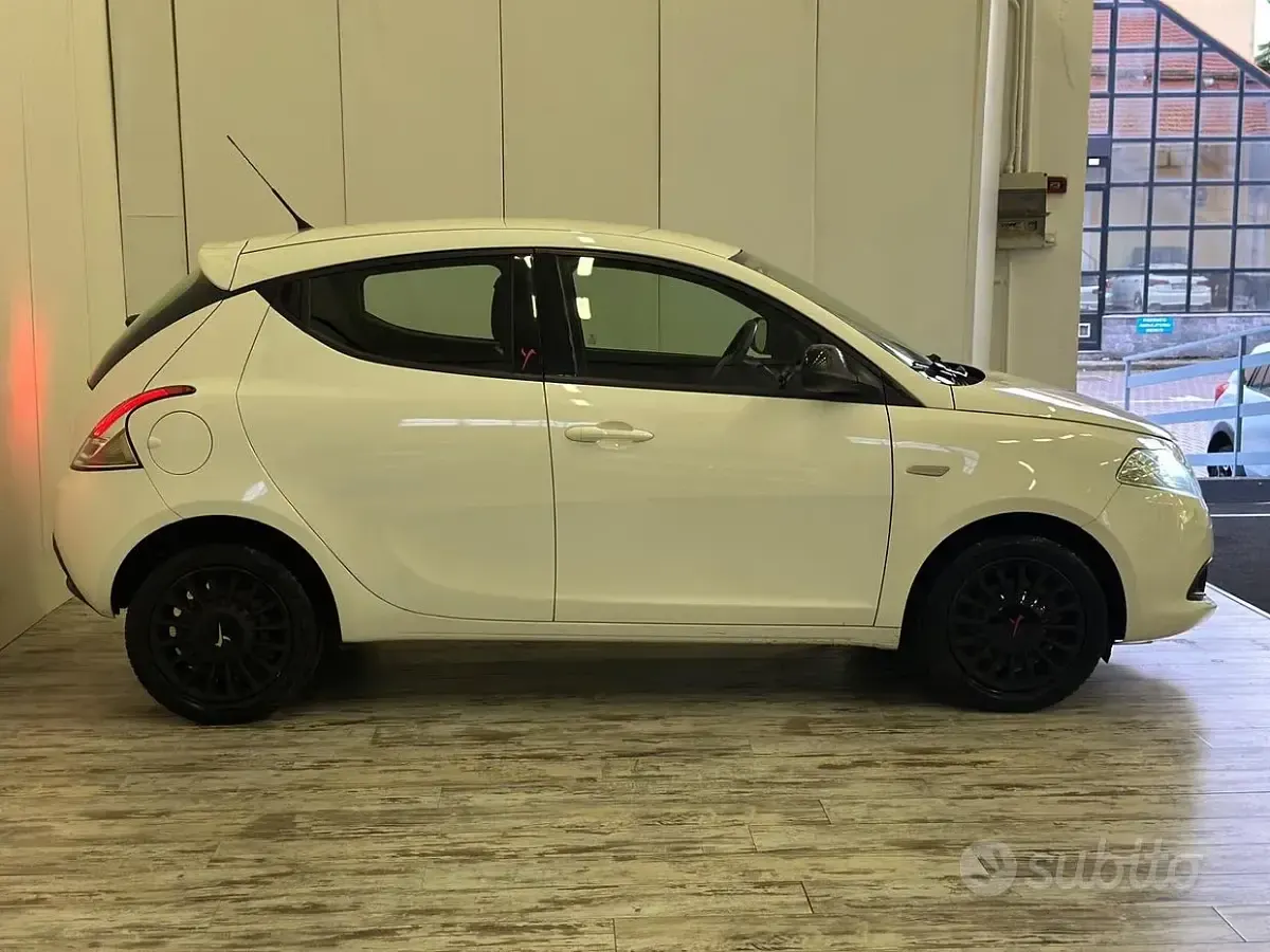 Usata Lancia Ypsilon 69 CV (50 kW) 2015 Bianco Utilitaria